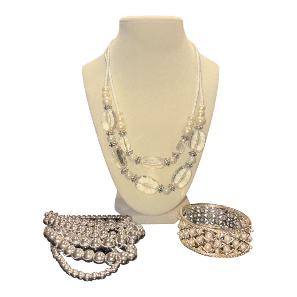 Pearl & Silver Jewelry Set includes 1 necklaces/2 bracelets 1 stamped RMN. RN
